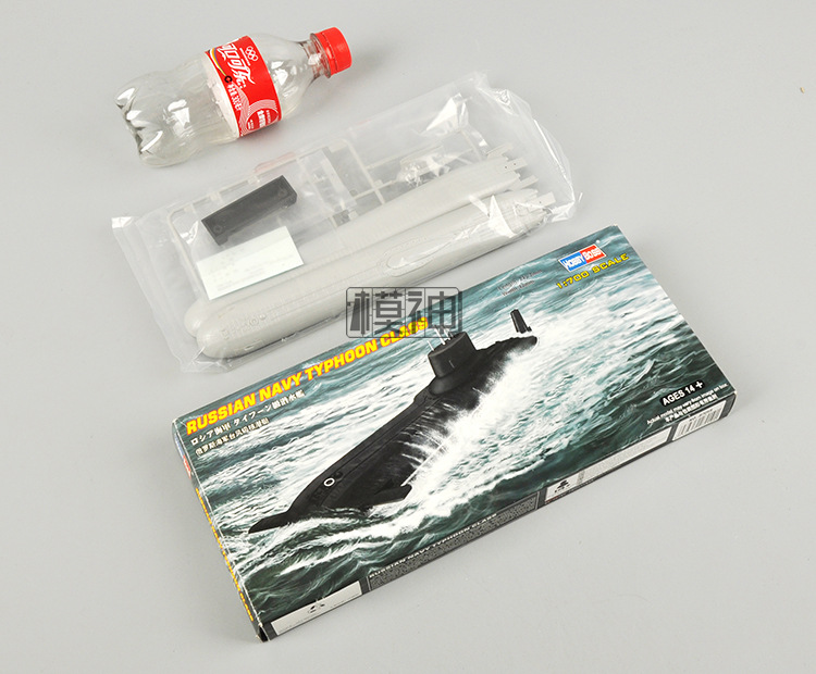 1:700 Russian Navy Typhoon Cla - Model Kit Yacht recension och pris